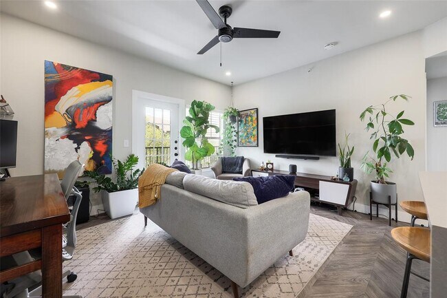Foto del edificio - 2320 Gracy Farms Ln