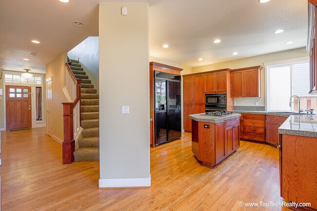 Foto del edificio - Beautiful 4 BD | 2.5 BA + Bonus Room | A/C | Amazing Backyard | Great Location