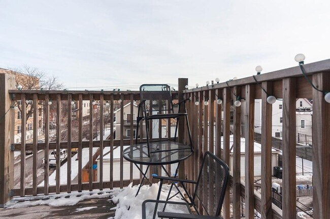 Foto del edificio - Spacious 2bed 1 bath in the Bucktown area