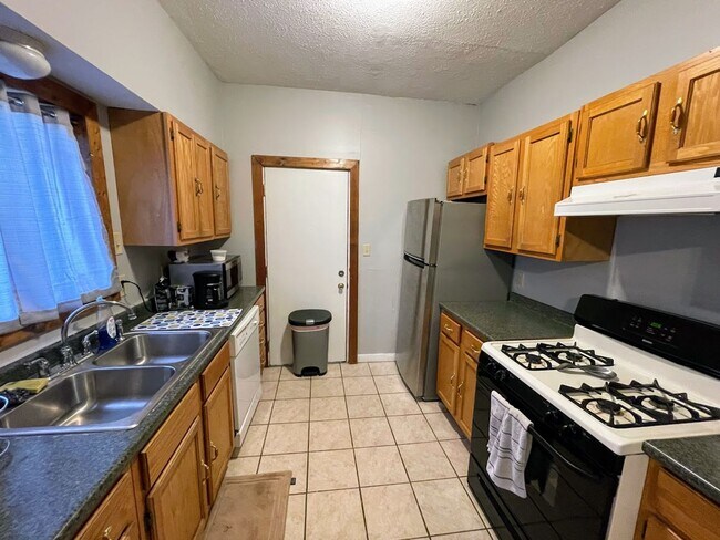 Building Photo - 3 bed 1 bath - South Oakland, central air,...