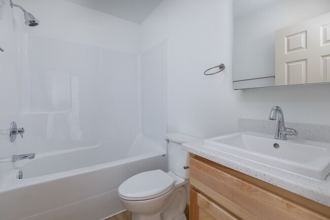 Foto del edificio - 654 NW Coast St