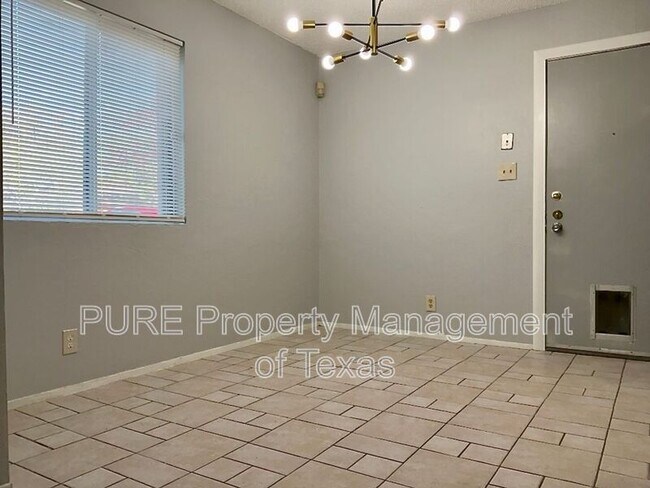 Building Photo - 1307 Green Downs Dr