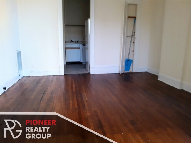 Building Photo - 356 W Dickens Ave