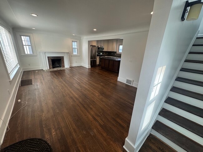 Building Photo - 827 Longfellow Ave