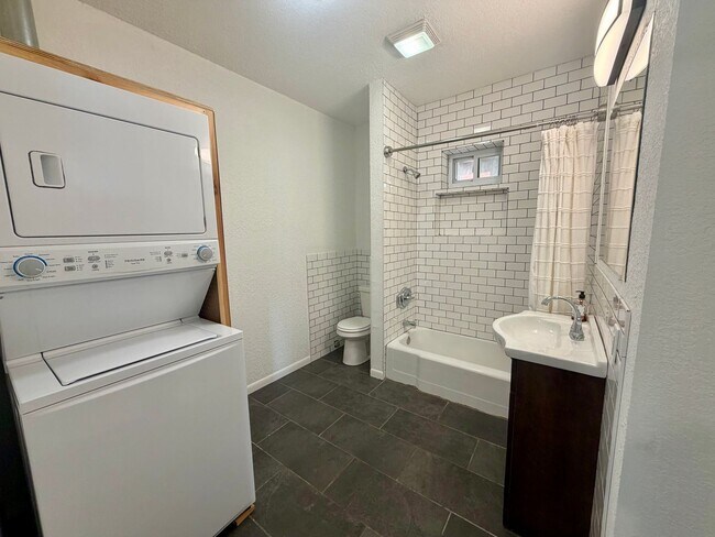 Building Photo - {2202 - A} Spacious Two Bedroom Condo in Historic Pendleton Heights Available Immediately