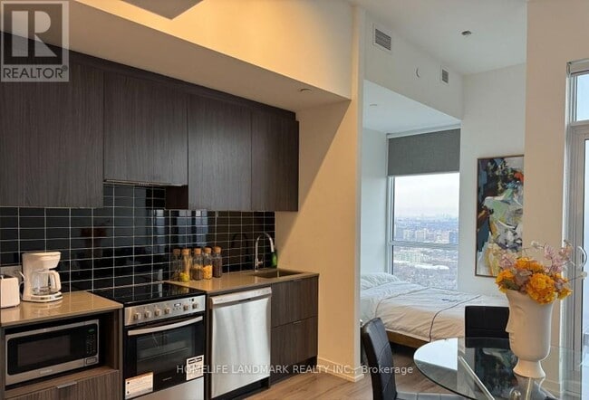 Building Photo - 395 Bloor St E