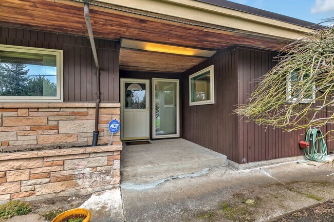 Foto del edificio - Looking for a Dream Garage attached to a Rambler?