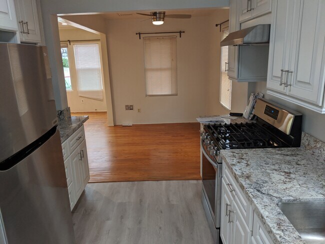 Kitchen to Dining Area - 2007 Venice St