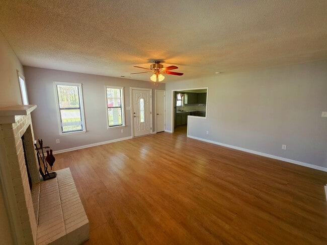 Building Photo - 3 Br 2 BA in Spring Villa