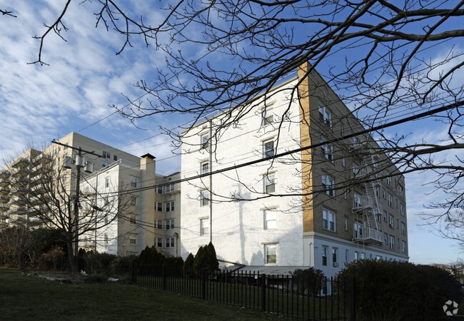 Foto del edificio - Lake Drive Court