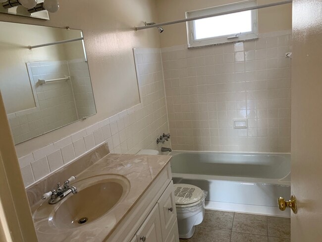 Building Photo - Lakeview Apartments