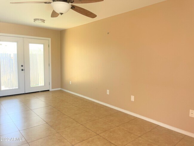 Building Photo - 512 N Valley Dr
