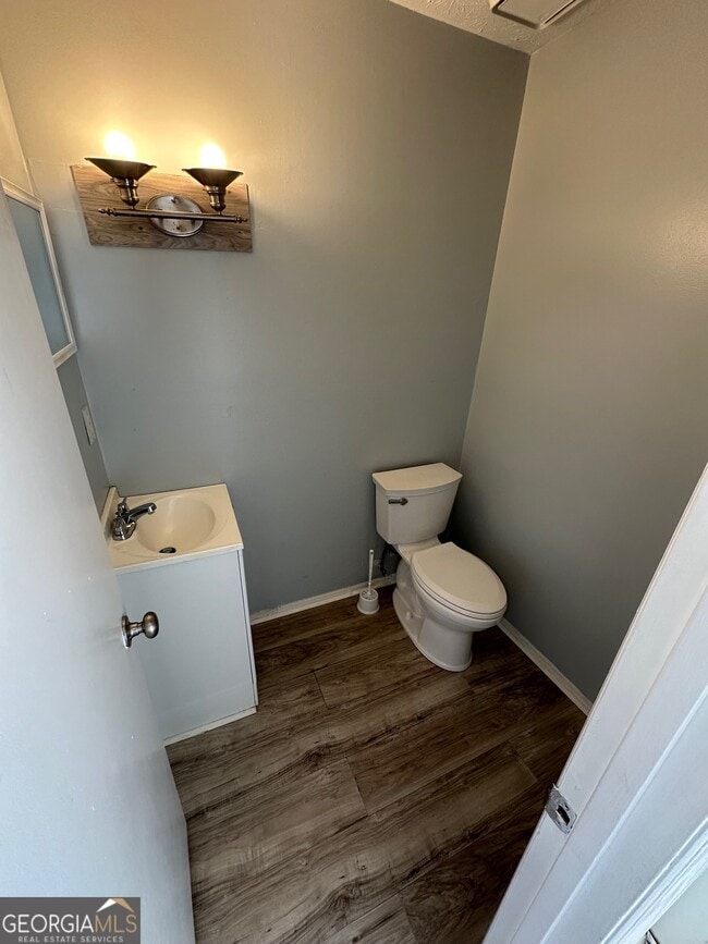 Building Photo - 2511 Pine Tree Trail