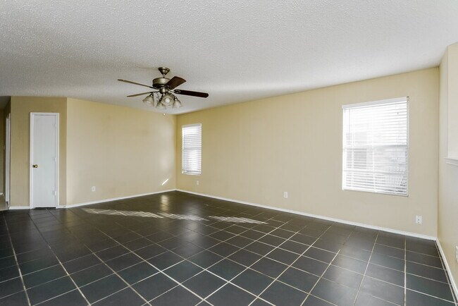 Foto del edificio - 8308 Swan Park Dr