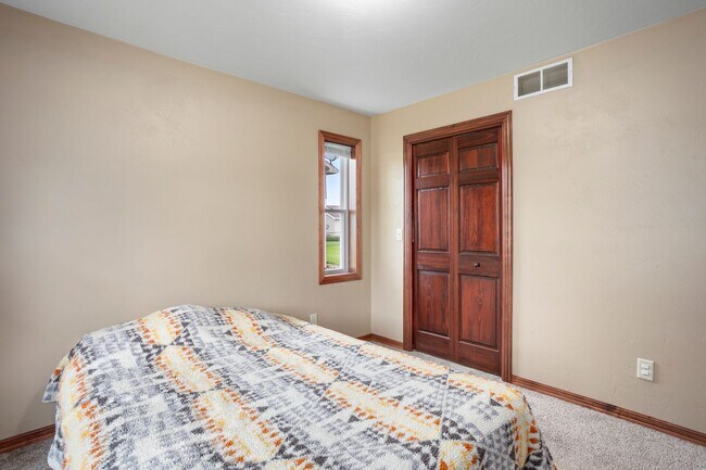 Building Photo - 3 Bedroom Menasha House