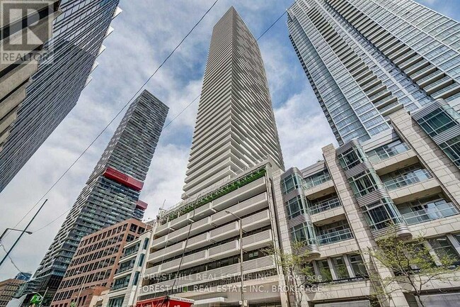 Photo du bâtiment - 2221-2221 Yonge St