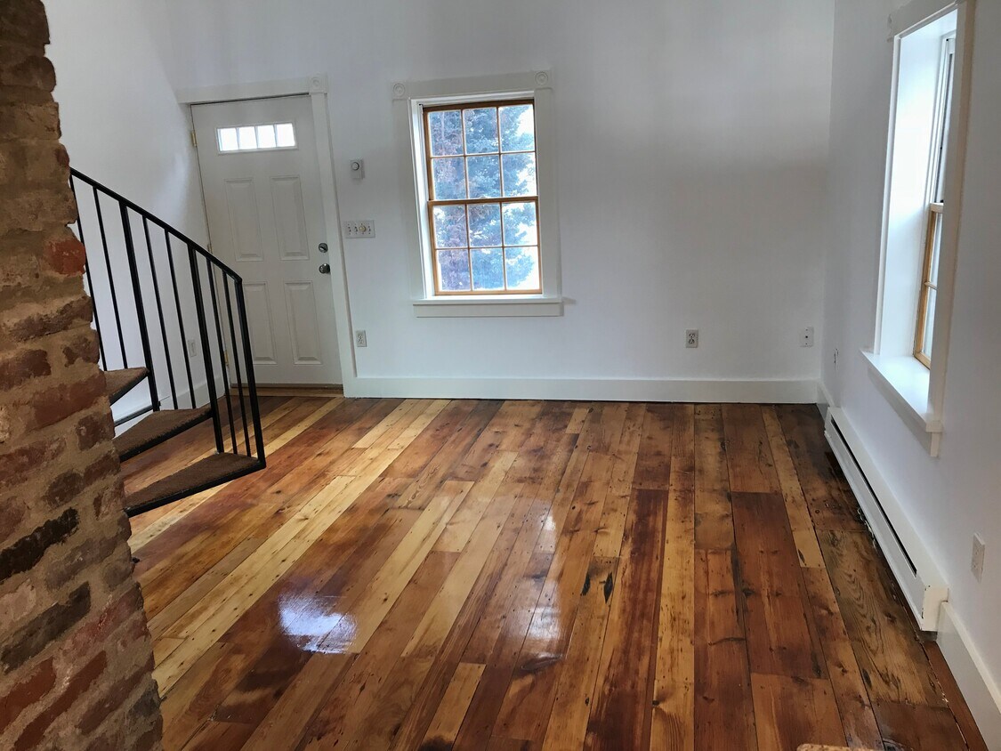 living room - 481 Humphrey St