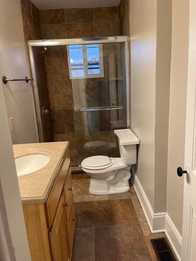 Building Photo - 1219-1221-1221 Forsythe Ave