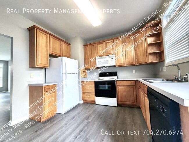 Foto del edificio - **MOVE IN SPECIAL!**Charming 2BR/2.5BA tow...