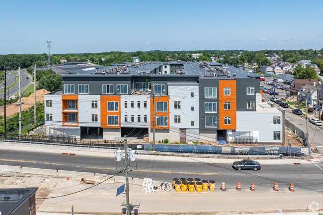 Building Photo - Five85West
