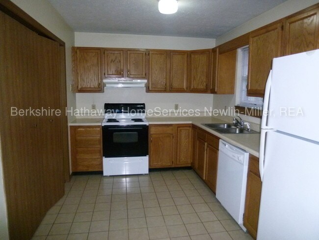 Building Photo - 2 Bedroom Duplex- Pets Welcome!*