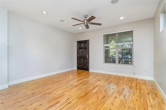 Foto del edificio - 5217 Richard Ave