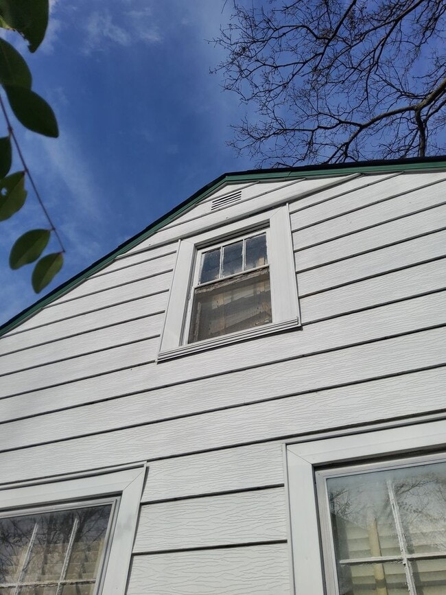 Building Photo - 807 Maria St