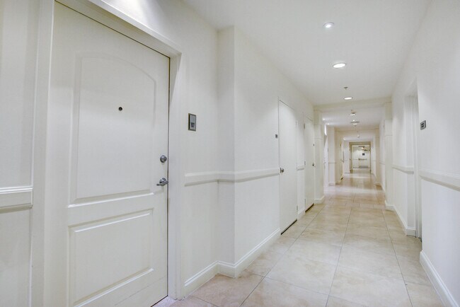 Building Photo - 801 S Olive Ave