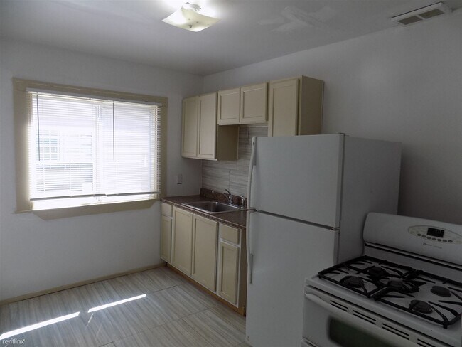 Building Photo - 2 br, 1 bath Duplex - 15841 Kentucky St