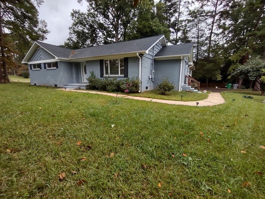 Primary Photo - Pristine, move in ready ranch style home l...