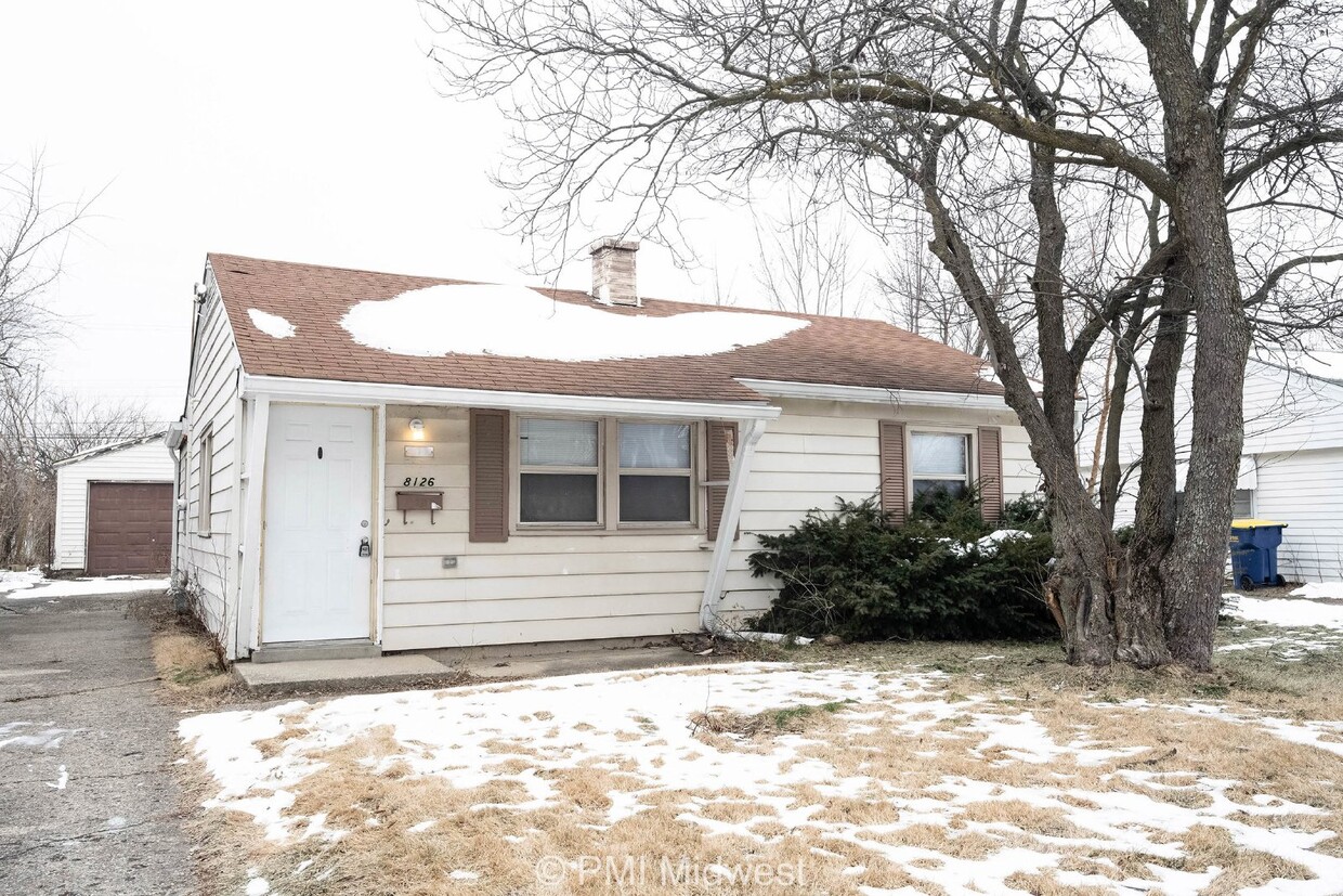 Foto principal - "Charming 3-Bedroom Gem in Indianapolis wi...