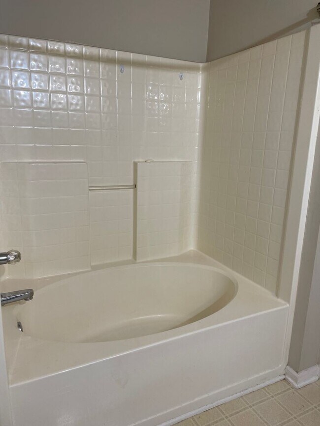 Building Photo - Lovely 3 Bed/2.5 Bath Townhome for lease i...