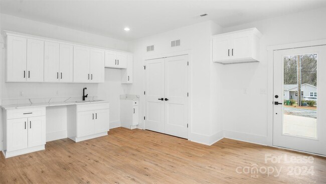Building Photo - 1611 N Davidson St
