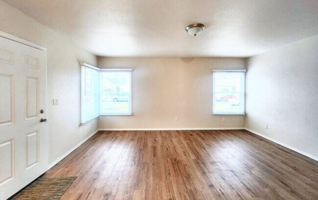 Foto del edificio - Fully Renovated Townhomes! Brand New Stain...