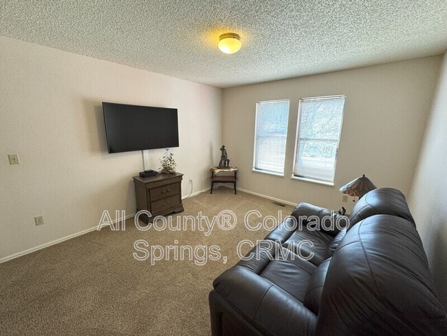 Building Photo - 2558 Veteran Heights