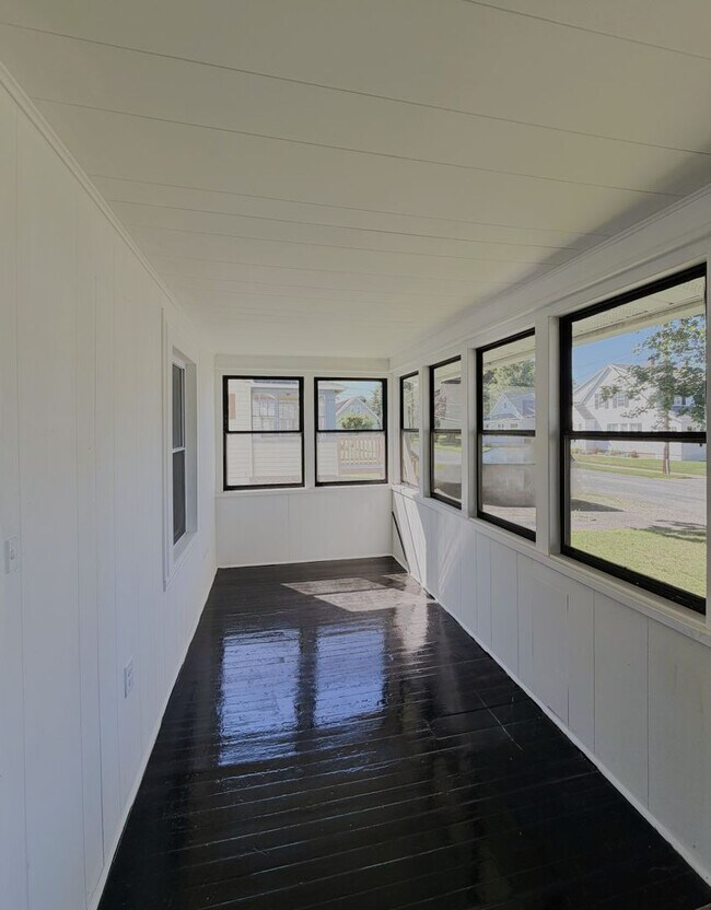 Foto del edificio - Beautifully Renovated Home with Dedicated Home Office in a Quiet Neighborhood