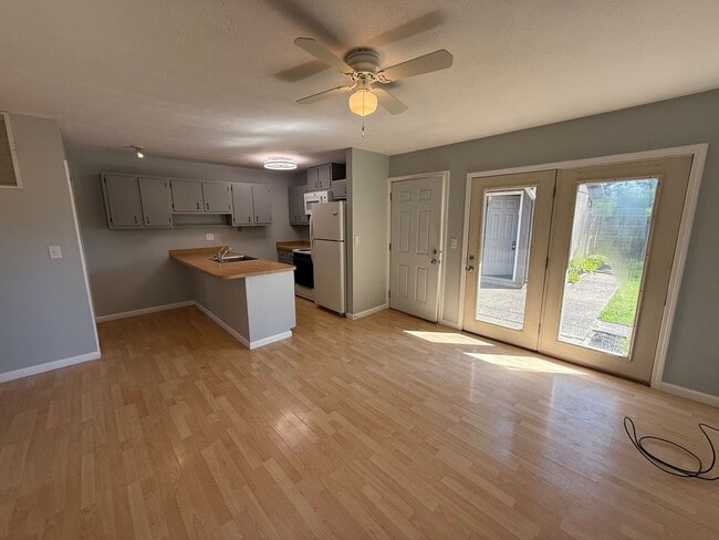 Building Photo - Sprague 472-474