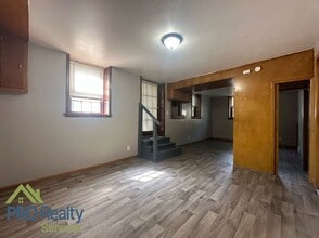 Building Photo - 942 Conway St