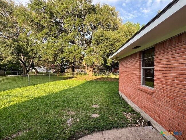 Foto del edificio - 4612 Camellia Ln