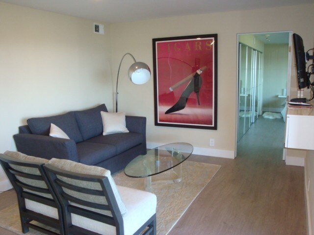 Building Photo - 330 Eliseo Dr