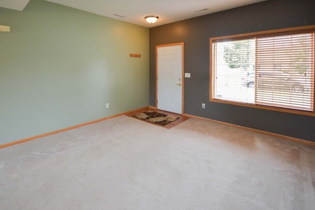 Building Photo - Hard to find end unit townhome with 2 car garage!