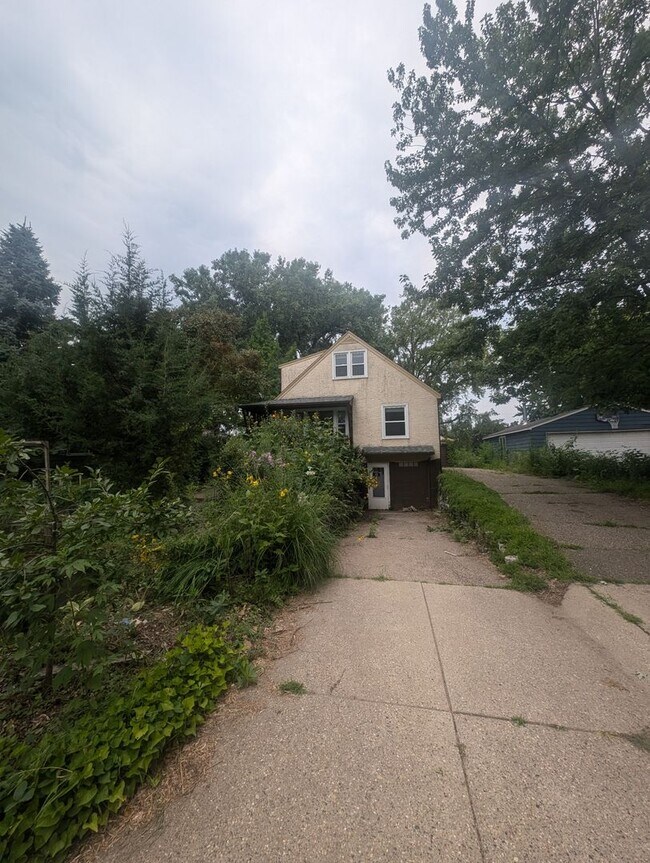 Foto del edificio - Charming Garden Oasis in West St. Paul – Fire Pit, Pond & Prime Location!