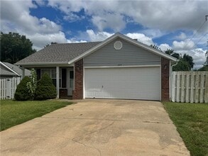 Building Photo - 829 SW Arrowhead Dr