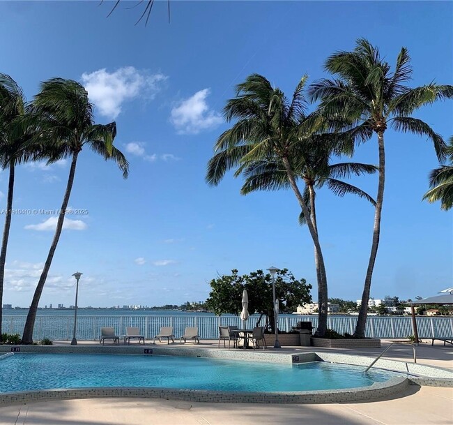 Foto del edificio - 1865 79th Street Causeway