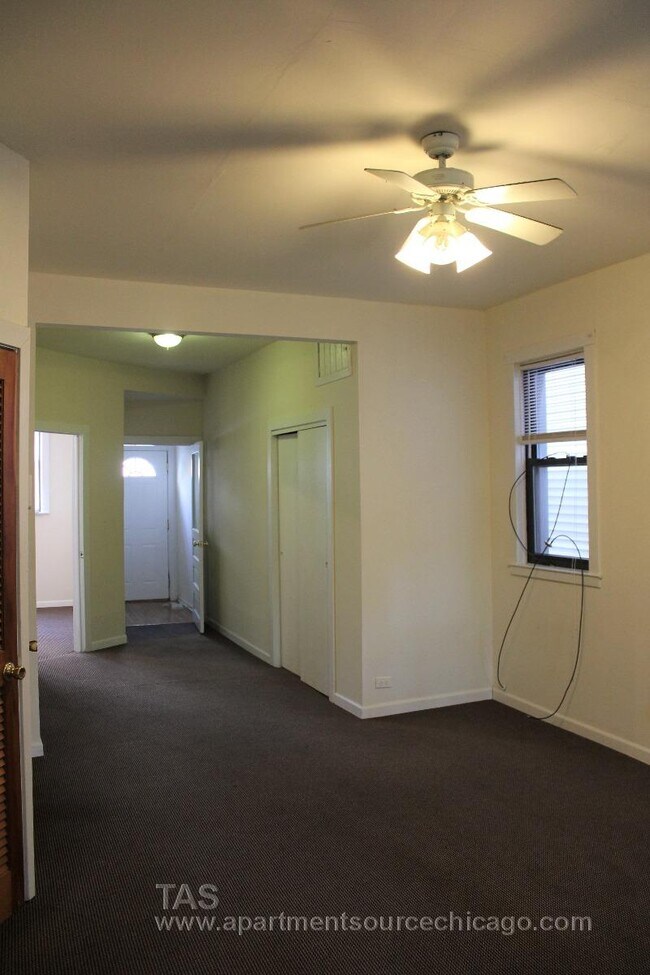 Foto del edificio - 2254 N Southport Ave