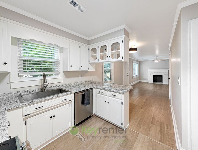 Foto del edificio - Updated Overbrook Home with Finished Basement & Fenced Yard Near Downtown Greenville