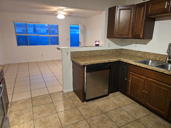 Foto del edificio - 238 S Saturmino Dr