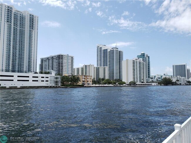 Foto del edificio - 1000 Parkview Dr
