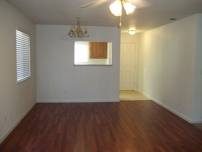 Building Photo - 3 bedroom home in NW Fresno with modern am...