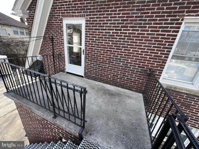 Foto del edificio - 6 Montgomery Ave